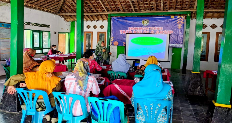 Bimtek Pengelolaan  Kearsipan Hari Ke-2 di Desa Mendiro Ngombol