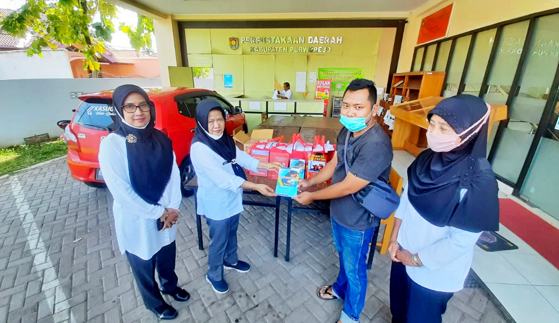 Perpustakaan Menerima Bantuan Buku dari Pemustaka