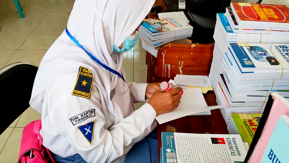 Kegiatan Hari Pertama PKL SMK Kartini di Bidang Perpustakaan 