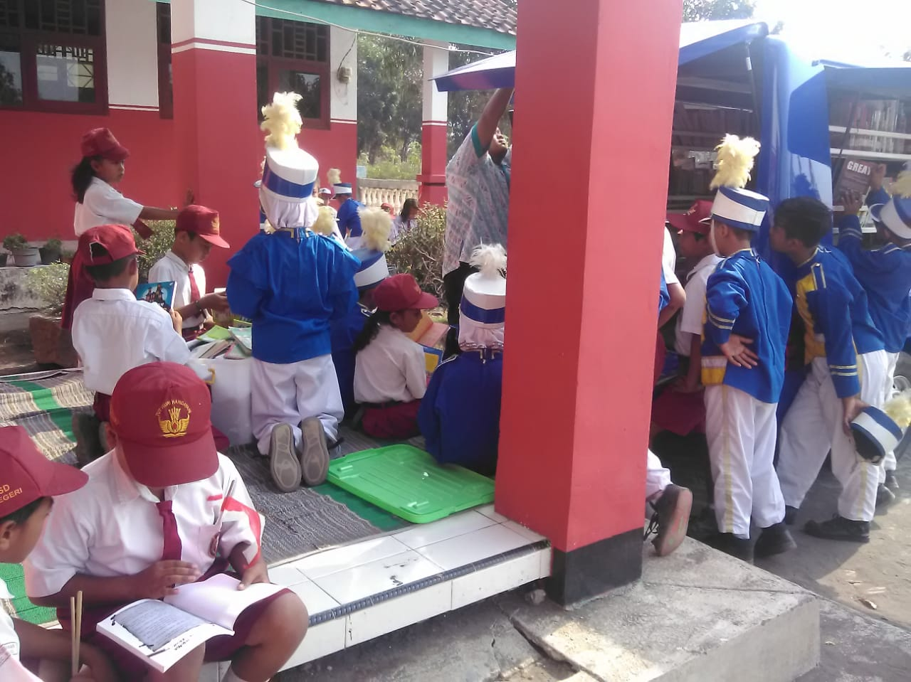 Layanan Perpustakaan Keliling di Kegiatan Bupati Saba Desa