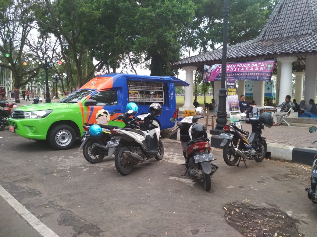 Perpustakaan Keliling dalam Pojok Baca di Alun – Alun Purworejo