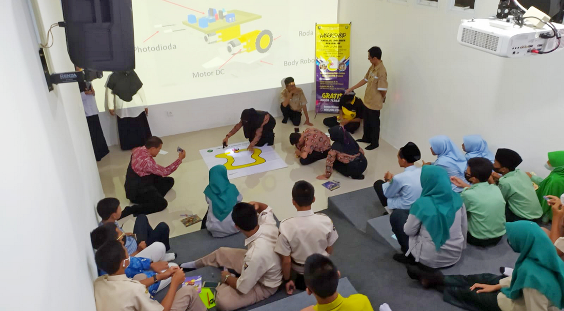 Workshop dan Lomba Robotik untuk Siswa SMP