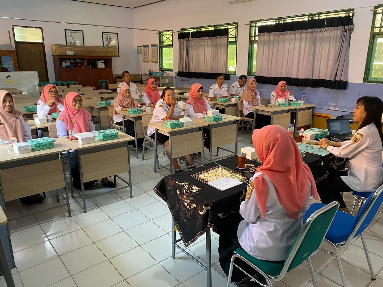 Hari kedua, Arsiparis Dinpusip Menjadi Narasumber Pelatihan Kearsipan bagi Tendik SMK N 7 Purworejo 