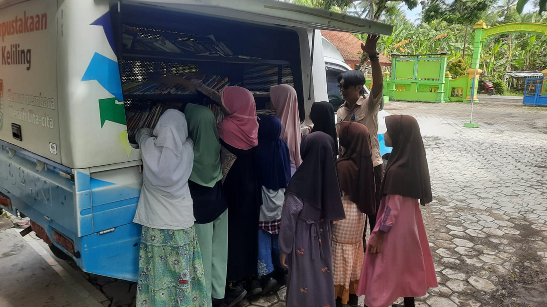 Tingkatkan Minat Baca Pelajar SD N Kalikotes Dengan Menghadirkan Perpustakaan Keliling